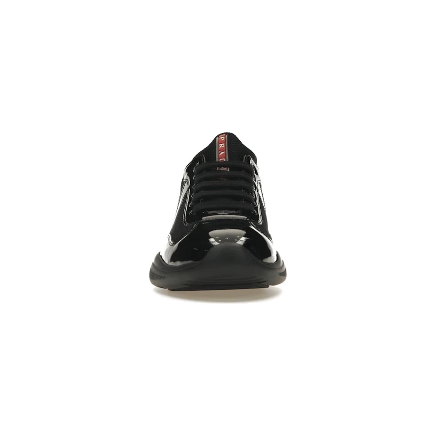 Prada America's Cup Noire, vue de face